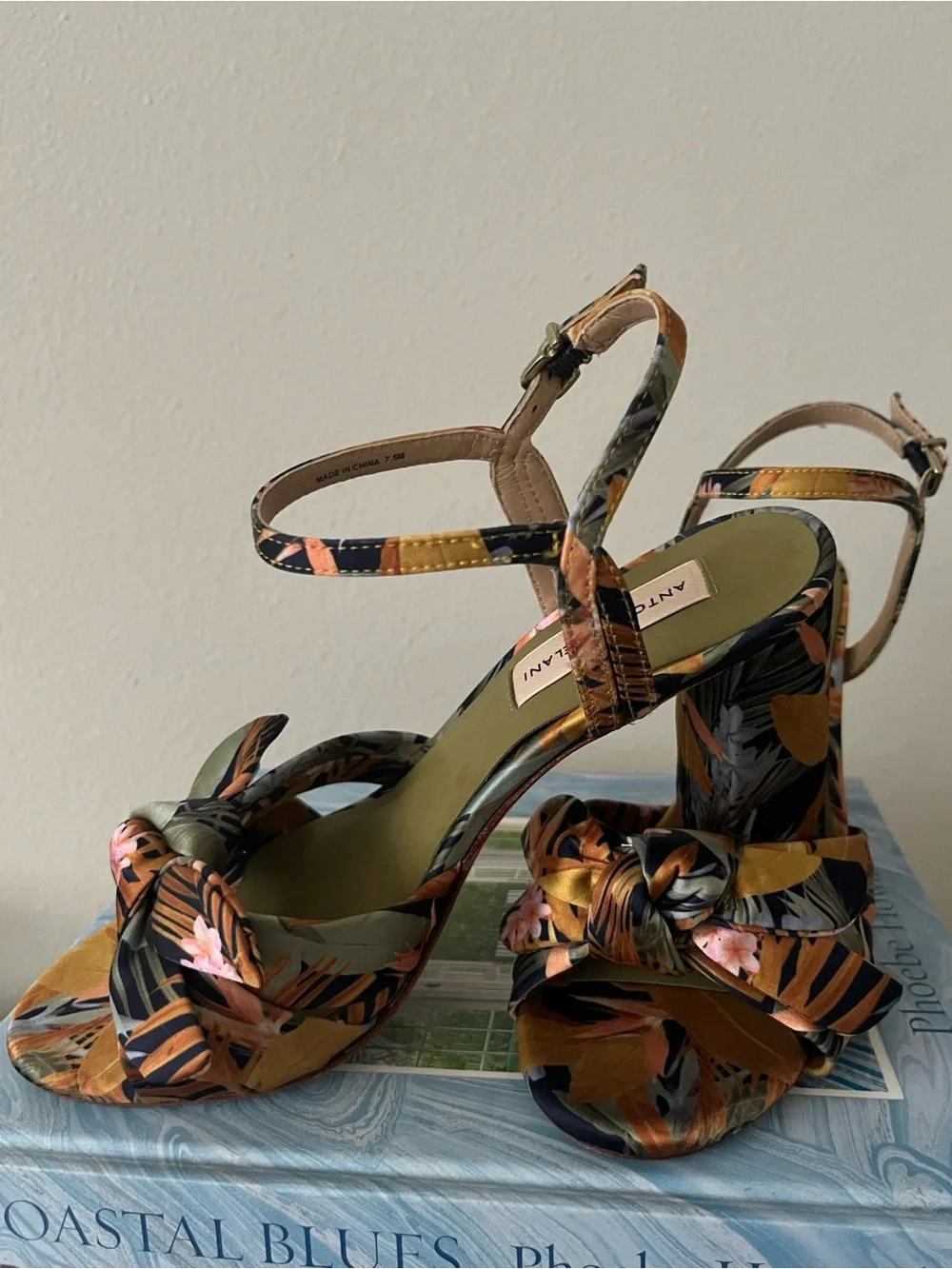 ANTONIO MELANI Gold & Navy Floral Knot Block Heel Sandals